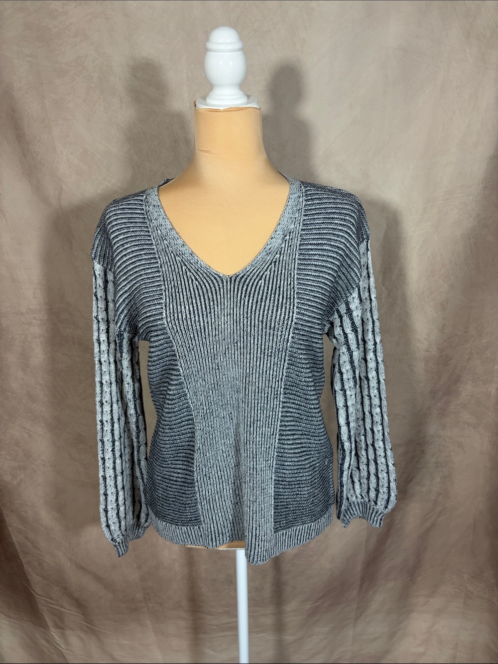 Textured V-Neck Ribbed Sweater - Navy and White